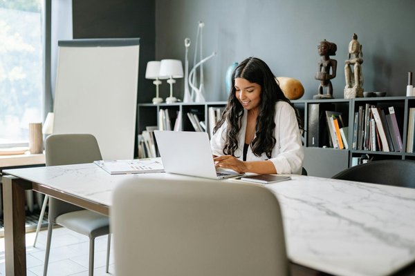 Comment rédiger un contrat de travail conforme aux lois actuelles ?